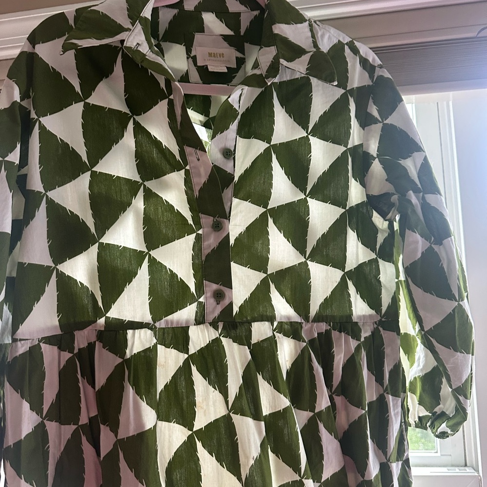 AMTHOBOLOGIE DRESS 
 Geometric Green and White Blouse